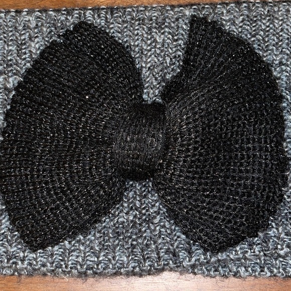 Besty Johnson Black & White Large Bow Detail Infinity Scarf - Picture 3 of 15